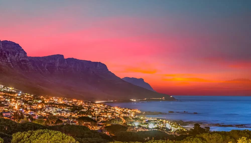 Barco ao pôr do sol em Camps Bay