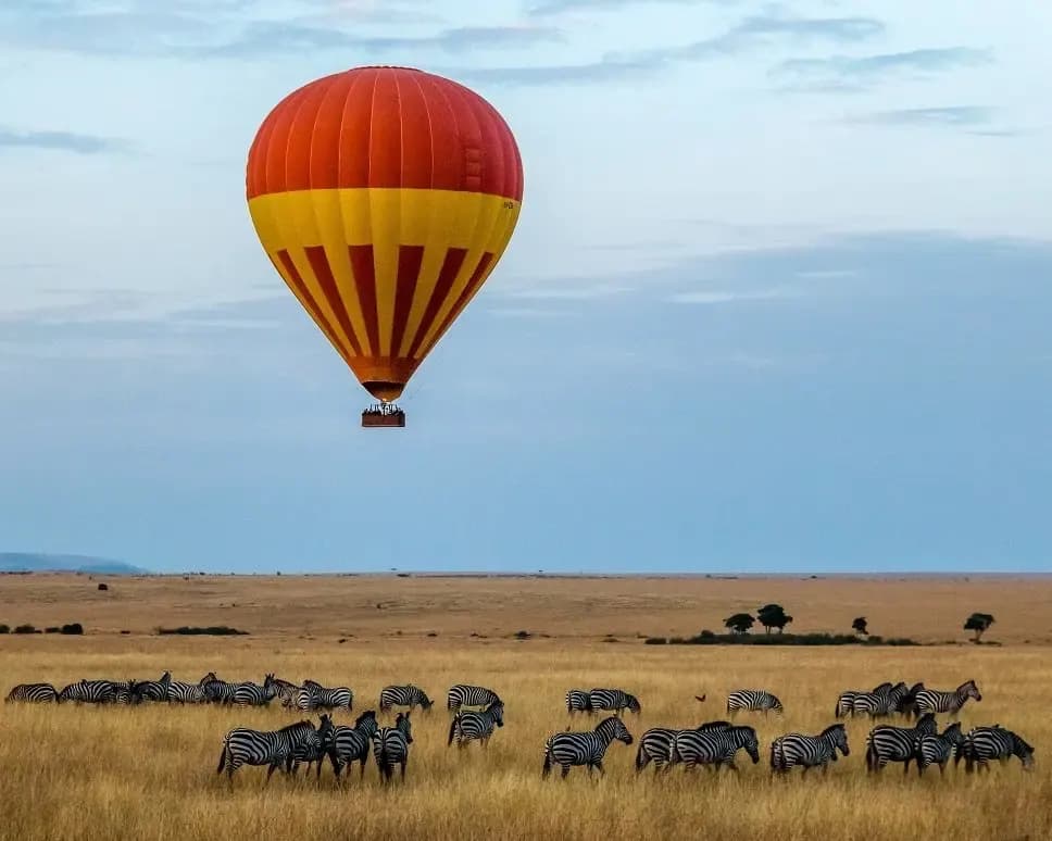 Voo de balão ao amanhecer